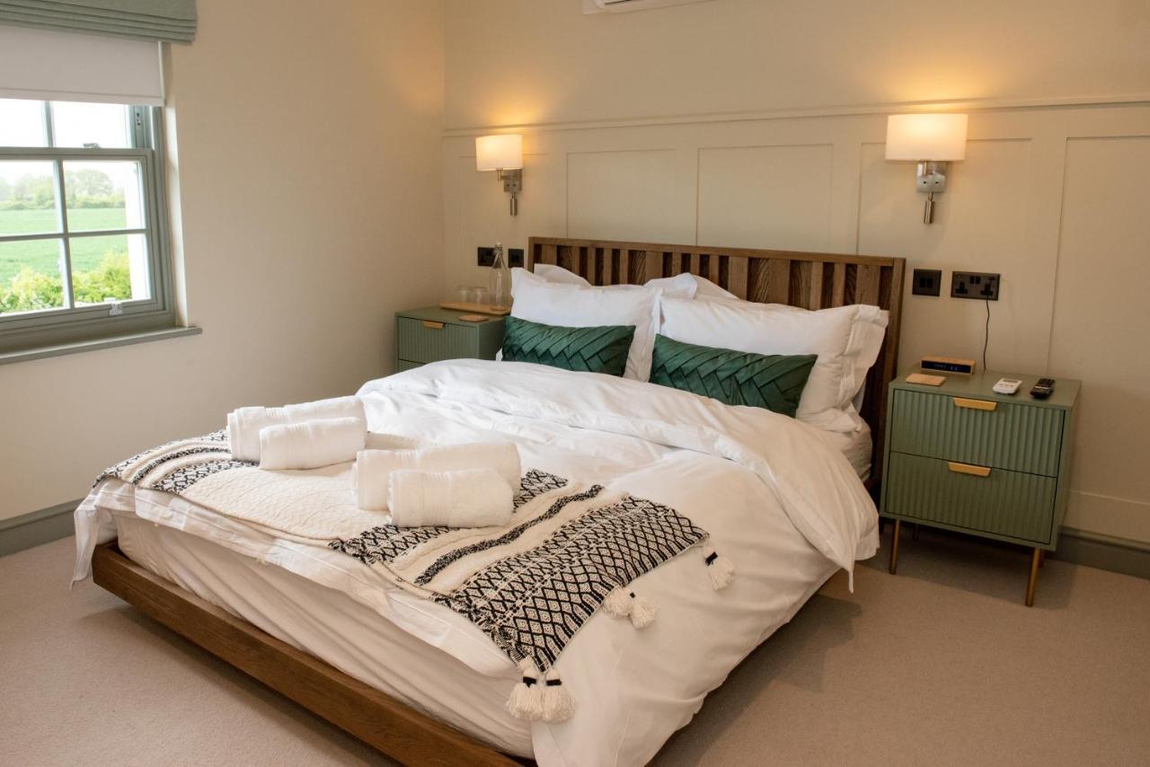 The Flag Hotel Wivenhoe Bagian luar foto