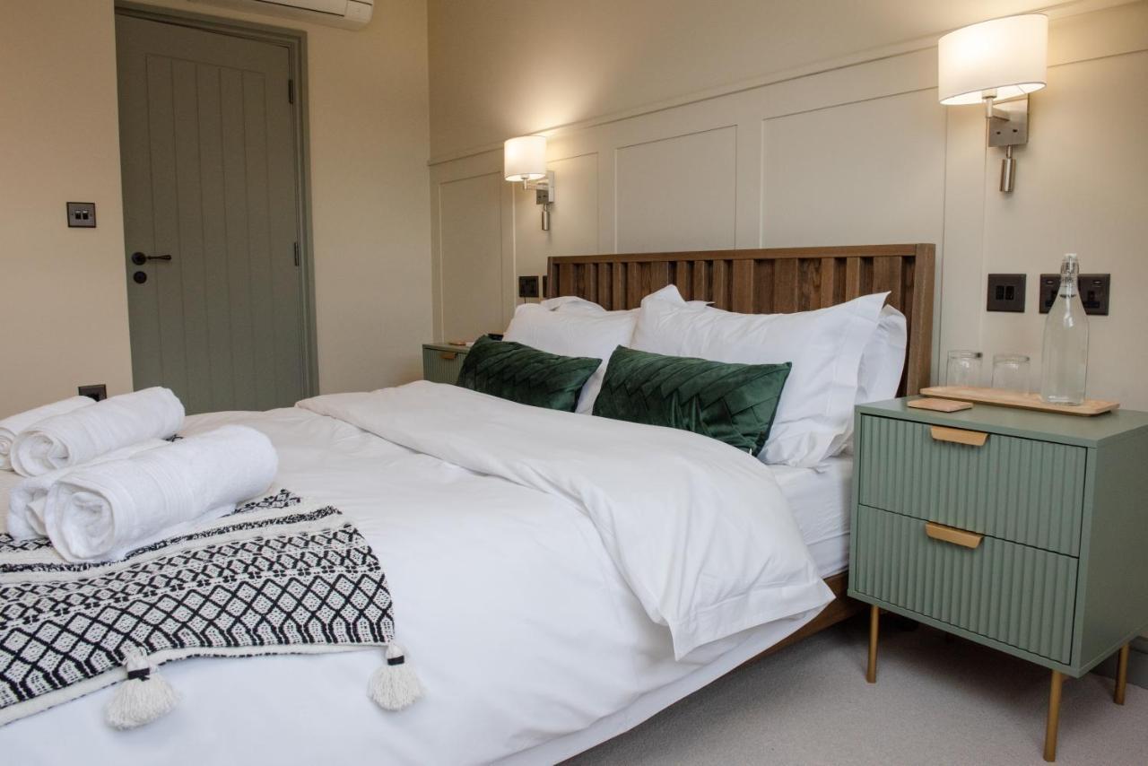 The Flag Hotel Wivenhoe Bagian luar foto