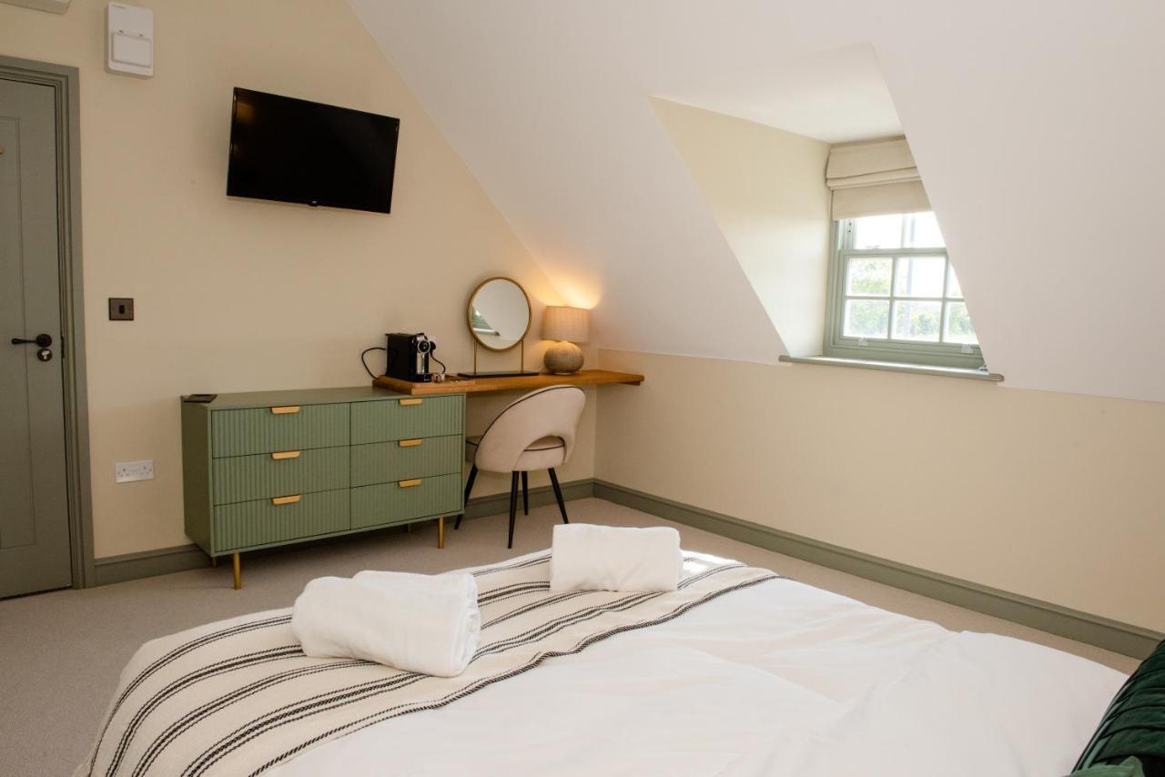 The Flag Hotel Wivenhoe Bagian luar foto